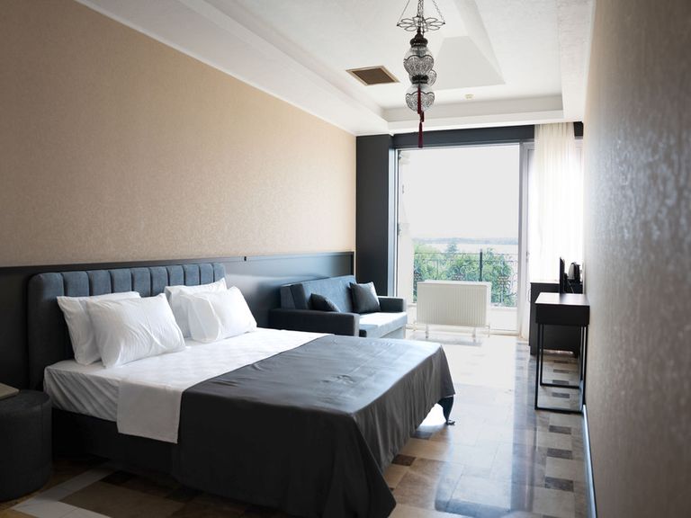 Kronos Hotel balkonlu deluxe oda