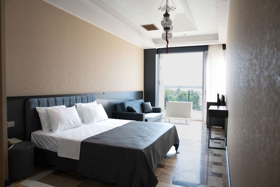Kronos Hotel balkonlu deluxe oda