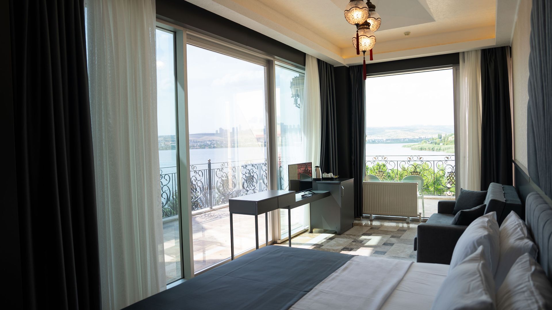 Kronos Hotel balkonlu köşe deluxe oda