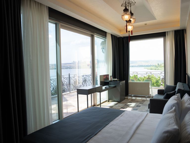 Kronos Hotel balkonlu köşe deluxe oda