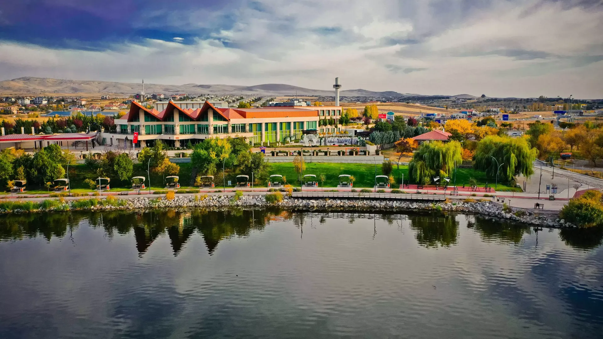 Mogan Gölü kıyısındaki Kronos Hotel