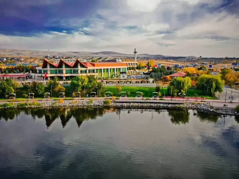 Mogan Gölü kıyısındaki Kronos Hotel