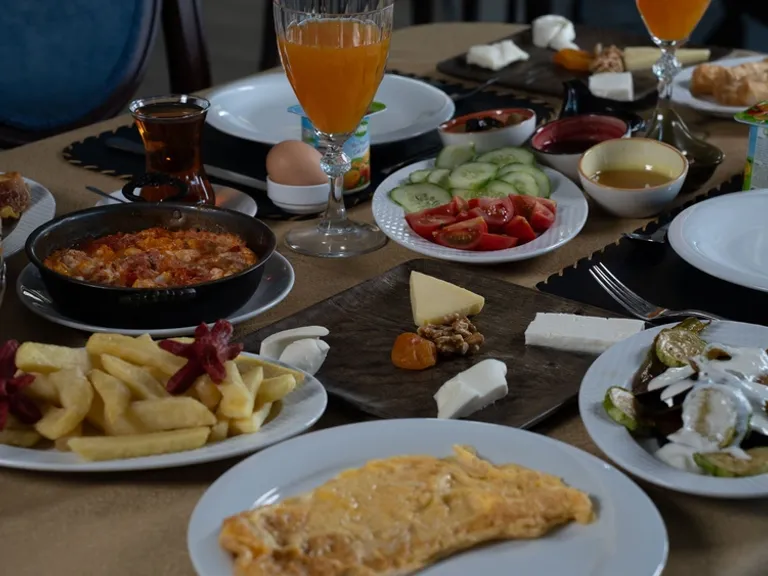 Kronos Hotel bünyesindeki Lucera Restoran