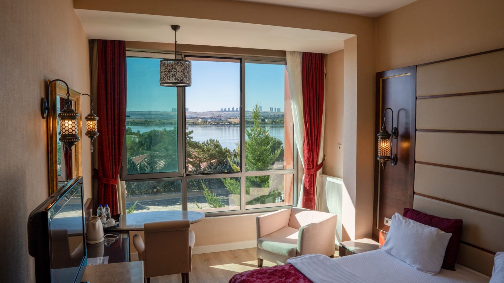 Kronos Hotel göl manzaralı standart oda