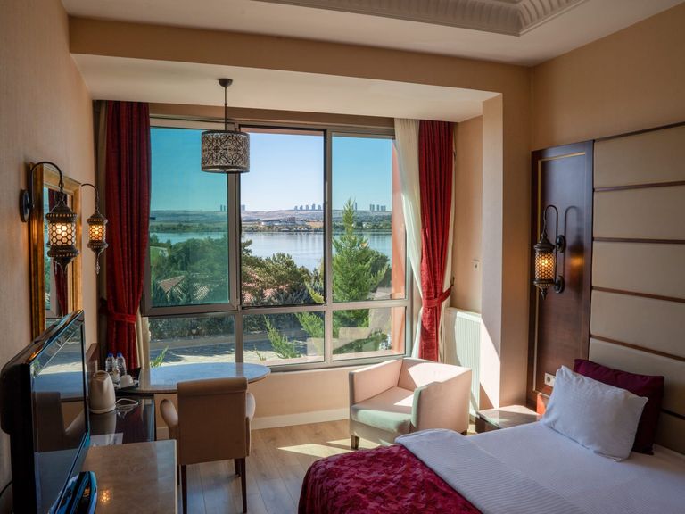 Kronos Hotel göl manzaralı standart oda