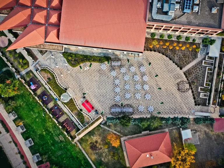 Kronos Hotel göl kıyısı açık hava davet alanı