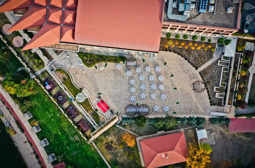 Kronos Hotel göl kıyısı açık hava davet alanı